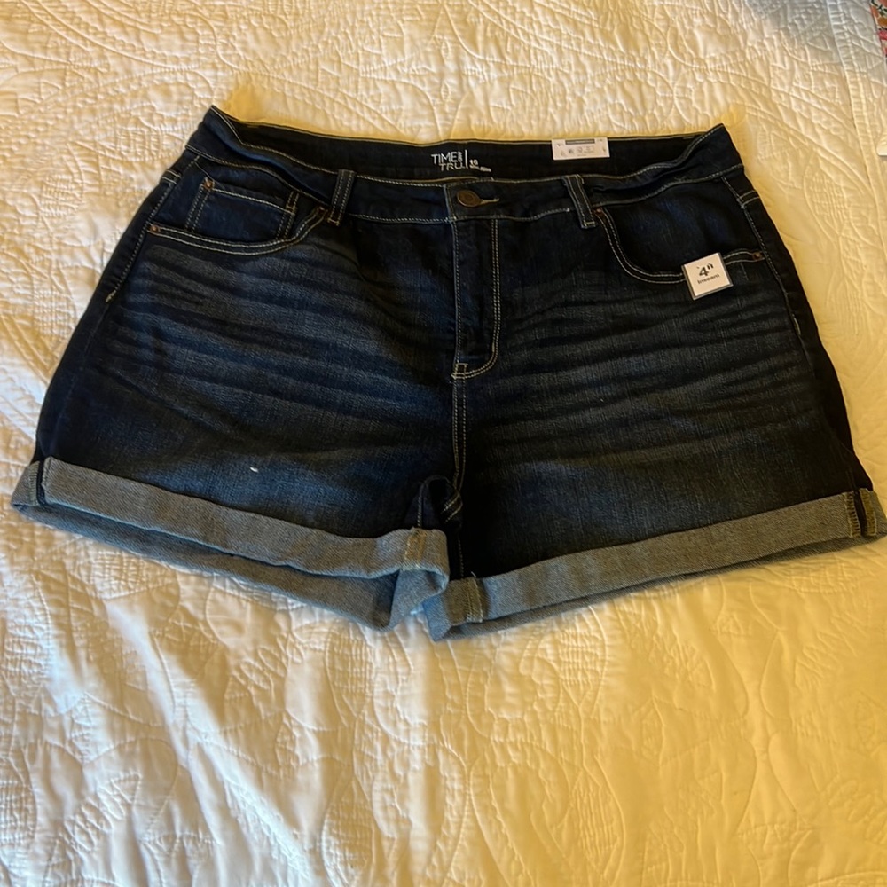 Time & Tru Mid-Rise Shorts. NWT